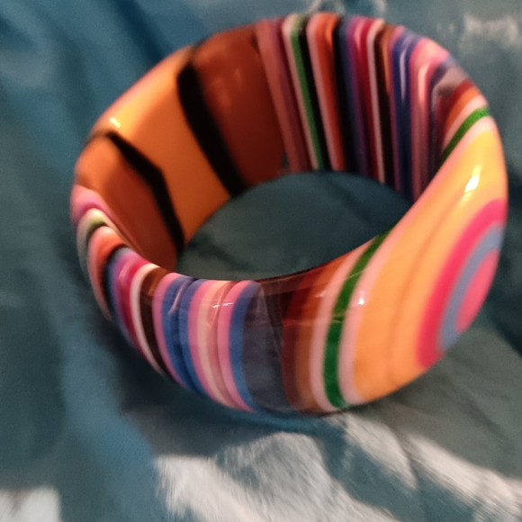 Vintage Lucite chunky bangle - Picture 3 of 5